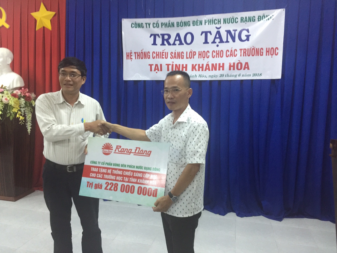 Rạng Đông tặng hệ thống chiếu sáng cho 9 trường học tại tỉnh Khánh Hòa